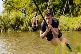 Vijftig baggervette obstakels overwinnen tijdens de major obstacle run