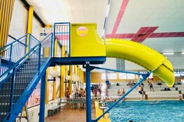 Opening spectaculaire glijbaan in zwembad Hoornse Vaart