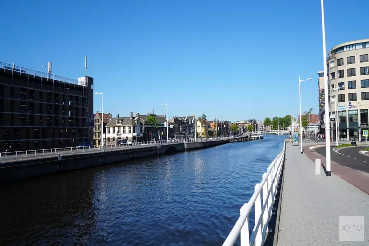 Alkmaarse grachten en kanaal knalgroen door blauwalg: "Ga niet zwemmen!"