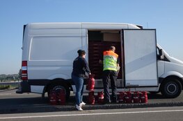 Gasflessen vallen uit auto