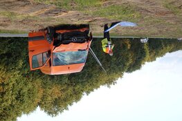 Bestelbus rijdt tegen ANWB-bord