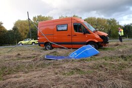 Bestelbus rijdt tegen ANWB-bord