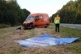 Bestelbus rijdt tegen ANWB-bord