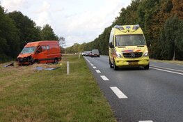 Bestelbus rijdt tegen ANWB-bord