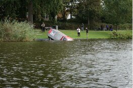 Gemeenteauto in park te water Alkmaar