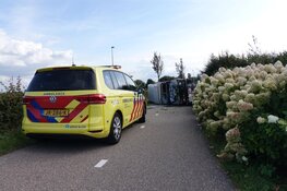 Terreinwagen belandt op zijkant op fietspad