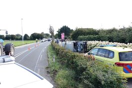Terreinwagen belandt op zijkant op fietspad