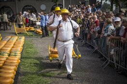 Winnaar Nelson Award opent de kaasmarkt in Winkelcentrum De Mare