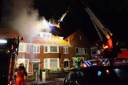Uitslaande brand op zolder in Alkmaarse woning: omliggende huizen ontruimd