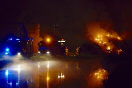 Grote hooiberg in brand in Alkmaar: rook trekt over de A9