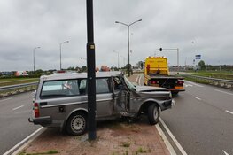 Auto tegen paal in Heerhugowaard