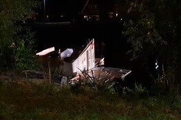 Caravan het kanaal in geblazen tijdens noodweer