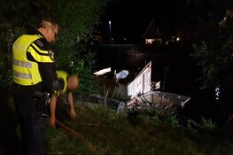 Caravan het kanaal in geblazen tijdens noodweer