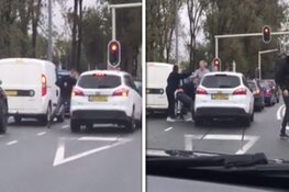 VIDEO: Man mishandelt bestuurder auto voor stoplicht
