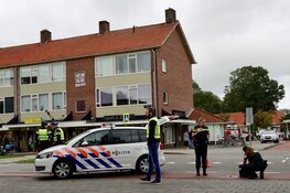 Fietser met spoed naar ziekenhuis na aanrijding met motor in Alkmaar