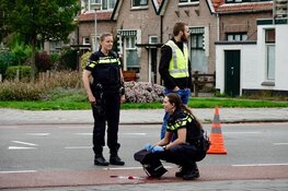 Fietser met spoed naar ziekenhuis na aanrijding met motor in Alkmaar