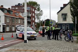 Fietser met spoed naar ziekenhuis na aanrijding met motor in Alkmaar