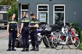 Fietser met spoed naar ziekenhuis na aanrijding met motor in Alkmaar