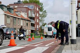 Fietser met spoed naar ziekenhuis na aanrijding met motor in Alkmaar