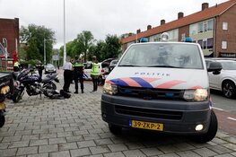 Fietser met spoed naar ziekenhuis na aanrijding met motor in Alkmaar
