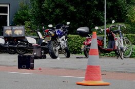 Fietser met spoed naar ziekenhuis na aanrijding met motor in Alkmaar