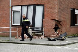 Auto tegen gebouw in Oudorp