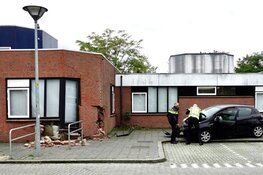 Auto tegen gebouw in Oudorp