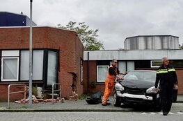 Auto tegen gebouw in Oudorp