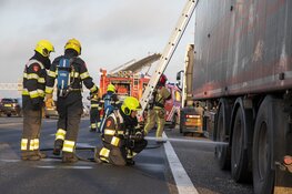 Oplegger van vrachtwagen vat vlam op de A9 bij Zwanenburg