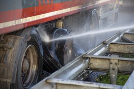 Oplegger van vrachtwagen vat vlam op de A9 bij Zwanenburg