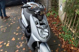 Scooterbestuurder klapt frontaal op auto die vergeet voorrang te verlenen