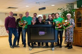 Akersloots ‘Team Nico’ overhandigt BeleefTV aan zorginstelling Heemswijk in Heemskerk