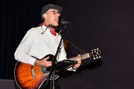 Kees Kaas speelt ‘Liedjes voor Later’ in raadhuisje van Grootschermer