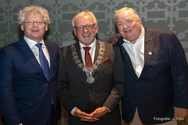 Ere-insigne in goud voor Frans Kramer en Gijs Schot