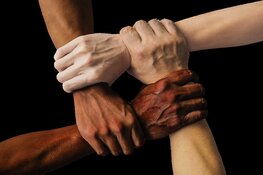Profvoetballers leggen wedstrijden stil om aandacht te vragen voor racisme
