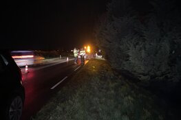 Busje op zijn kop in sloot Heerhugowaard