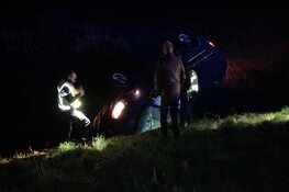 Busje op zijn kop in sloot Heerhugowaard