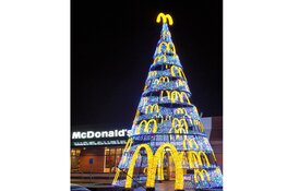 Grootste Kerstboom van Alkmaar staat bij McDonald’s