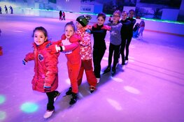 Gezelligheid op de ijsbaan met disco’s en buffelavonden tijdens de feestdagen