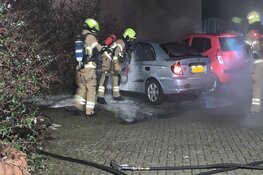 Twee auto&#39;s beschadigd na brand