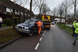 Auto tegen boom