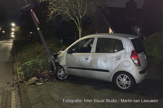 Drankrijdster ramt paal in Oudorp