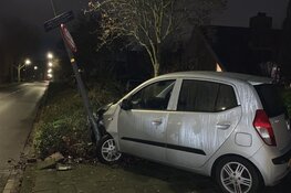 Drankrijdster ramt paal in Oudorp