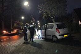 Drankrijdster ramt paal in Oudorp