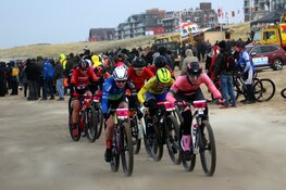 Sebastian Langeveld en Tessa Neefjes winnen 22e Egmond-Pier-Egmond
