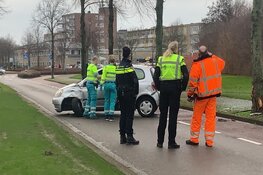 Auto rijdt tegen boom in Johanna Naberstraat