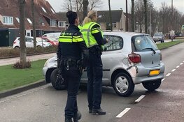 Auto rijdt tegen boom in Johanna Naberstraat