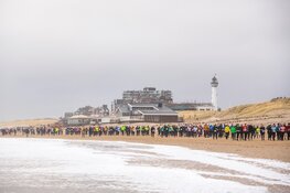 Bashir Abdi en Tsehay Gemechu winnen onstuimige editie NN Egmond Halve Marathon