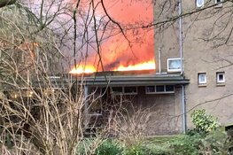 Grote, uitslaande brand bij middelbare school in Alkmaar: sluit ramen en deuren