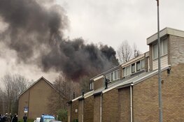 Grote, uitslaande brand bij middelbare school in Alkmaar: sluit ramen en deuren